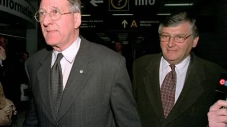 FÄLLDES. Alan Eagleson, till vänster på bilden, erkände sig skyldig till bedrägeri och betalade en miljon till en spelarfond samt dömdes till 18 månader i fängelse.