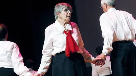 POLKA OCH HAMBO. En spänstig grupp med 14 dansanta PRO:are från Skurholmen under ledning av Lars Sikblad visade prov på en stor dansrepertoar. Det bjöds bland annat på hambo, polka och en och annan vals.