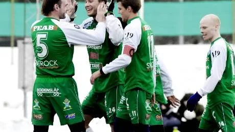 till slut. Efter en svajig försäsong hittade Bodens BK äntligen det rätta spelet i genrepet mot finska Rops. På bilden gratuleras nyförvärvet och målskytten Torkild Nilsen av Peter Sedunov och Mattias Ottestig. Foto: IDA AXELSSON