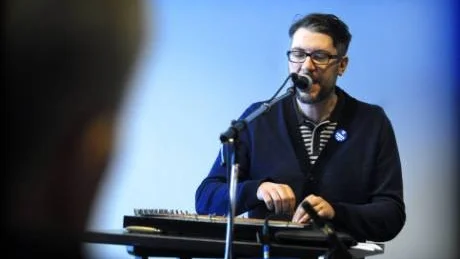 SPRÖTT OCH VACKERT. L.T. Fisk, musiker och textförfattare med spröda och visor om livet i Skåne. Han har hittills gett ut två CD, Som ljus genom galler och Man måste veta när man ska sluta.