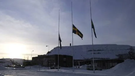 TYST MINUT. Arbetskamraterna höll en tyst minut för avlidne Lars Emil Nilsson.