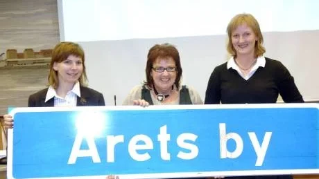 STOLTA BYBOR. ”Vi vill å alla bybors vägnar tacka för den fina utmärkelsen”, sade Anna Carlsson, ledamot i Brändöns/Örarnas byautvecklingsförening, Barbro Björklund, eldsjäl i byn, samt Karin Larsson, sekreterare i byautvecklingsföreningen. Foto: ROLAND S LUNDSTRÖM