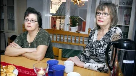TUNG HÖST. "Det har varit väldigt stressande och splittrande ända sedan vi fick reda på flyttplanerna. Vi har inte alls mått bra", säger Christina Ericsson och Britt Ericsson, förskollärare respektive rektor på I ur och skur på Hertsön.
