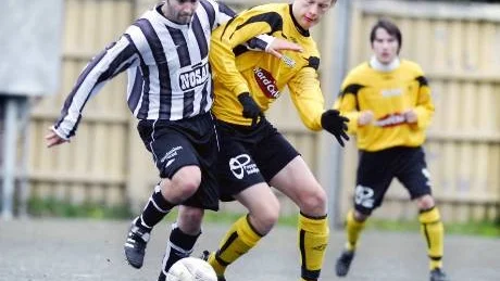 pressat läge. William Olausson gjorde ett mål i segermatchen mot Munksund/Skuthamn. Segern betyder att Notviken ligger på säker mark i tabellen men det är jämnt i botten. ”Notas” måste förmodligen vinna de avslutande matcherna för att klara sig kvar utan kval. Foto: Petra Isaksson