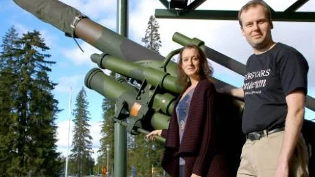 SPÖKFLYGARE I SIKTE. Annakarin Rönnbäck och Thorbjörn Wikström, Försvarsmuseet i Boden, har programmet klart inför hösten-vintern. Bland annat föreläser Rolf Bergström om spökflygarna i Norrbotten. Foto: Håkan Zerpe