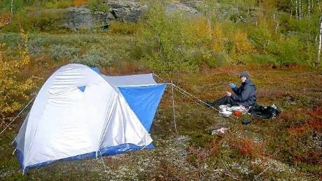 KALLT OCH FUKTIGT. "Jag fick ta på mig alla kläder för att hålla värmen. Allt vi kunde göra var att vänta vid tältet, äta och röka", säger Britta Persson.