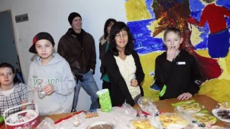 BRÖD OCH LOTTER. Klass 5 B på Hertsöskolan hade massor av hembakat bröd och lotter att erbjuda besökarna på Hertsöns julmarknad. Barnen (och föräldrarna) hade bakat så att dammet yrde. Intäkterna från försäljningen går till en skolresa i sexan. Kevin Åström, Yolanda Bjarnestig och David Fägnell (stående från vänster) hette tre av försäljarna. &tab;Foto: PETRA ISAKSSON