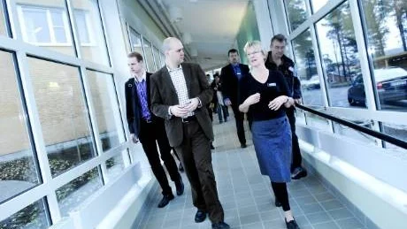 I VERKLIGHETEN. Fredrik Reinfeldt, Statsminister, på besök på Midskogens äldreboende.