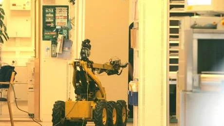 ROBOT. Bombgruppens robot användes för att oskadliggöra den misstänkta brevbomben. Till höger syns den röntgenkamera där man såg att brevet kunde innehålla en misstänkt bomb.