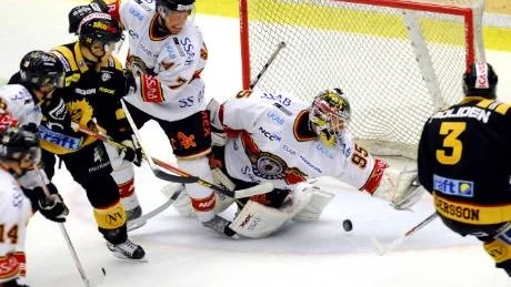 AVGÖRANDE. Med bara 21 sekunder kvar att spela av förlängningen lyckades Erik Andersson skjuta in pucken bakom Gusten Törnqvist i Luleåmålet.