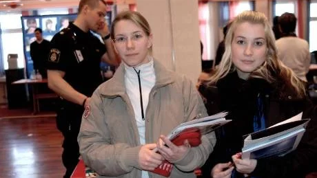 VILL STUDERA. De 22-åriga Överkalixtjejerna Annelie Pettersson och Jenny Bjälmsjö jobbar på landstingets skanningsenhet men drömmer om att läsa vidare.