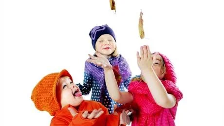 lövlek. Allans orangea mössa kommer från Sätila, Doffi. Frejas lila från Ellte, Doffi, och Stinas rosa från H&M Divided.