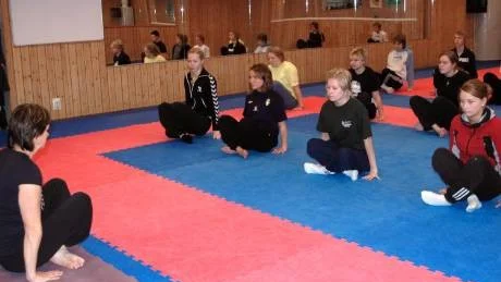 VIGA ELEVER. Riitta Waara berömde eleverna för deras vighet. ”Det är inte många som klarar av så här många positioner den första gången”, sade hon.