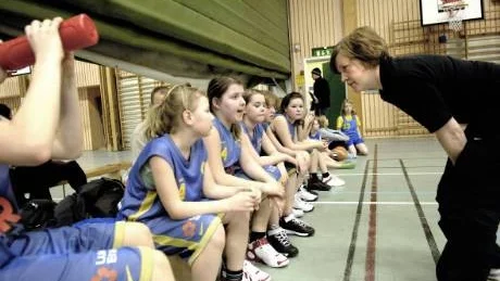 TIME OUT. Höken Blå förlorade mot Ängesbyn med 23-34 i gruppspelet i Lulebo Cup.