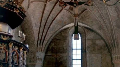 MANIPULERAD. Fabricius dröm kallas den här bilden, där Tora Ceder återskapat den gamla Öjeby kyrka, så som den såg ut innan det blev en korskyrka. Bilden är manipulerad och flera av detaljerna är hämtade från Gammelstads kyrka. Fabricius var konstnären som gjorde altartavlan.