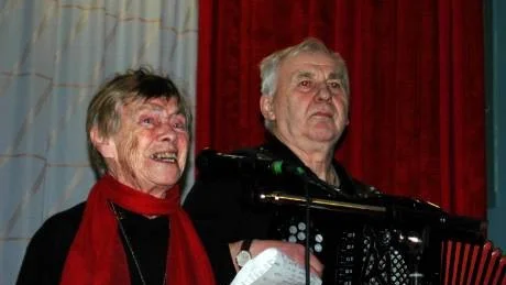 GAMMAL I GEMET. 87-åriga Nanna Helin underhöll genom att sjunga julsånger, ackompanjerad av Börje Eriksson på dragspel. Hon har stått på barnfestens scen årligen sedan 1933.