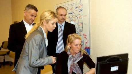 bra exempel. Magnus Fors, SPP, Bert Lundqvist, Silentium Boden, Anna König Jerlmyr, riksdagsledamot (m) ser hur Sara Öhrvall arbetar. Hon är en av de 60 som utbildats på Silentium mot försäkringsbranschen.Foto: PIA BÄCKSTRÖM