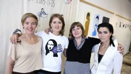 FÖRENADE. Olivia Jonsson Ollander, Sofia Fjällborg, Anna Fjällborg och Anna Snell är några av konstnärerna i den nybildade konstföreningen Händer i stan som nu ställer ut sina verk på Folkets hus i Kiruna. Foto: Mattias Forsberg