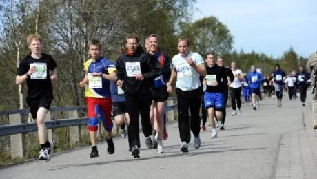 löp. Joakim Stålnacke (4892), Victor Henriksson (4231), Manuel Strand (2131) och Patrik Äijä (2285) i motvind på Mjölkuddsbanken.Foto: Linda Wikström