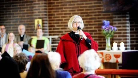 ÅTERVÄNDARE. Ulla-Lena Bäckman jobbade tidigare som kyrkoherde i Nederluleå församling. Numera är hon själavårdspräst i Skellefteå, men ställde gärna upp och talade på temat vävning i Bergnäskyrkan i lördags.  Foto: Petra Isaksson