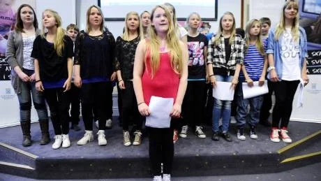 SÅNG  OCH DANS.  Noomi Westling-Öhman öppnade presskonferensen med att sjunga en låt, uppbackad på sång och dans av sin klass.