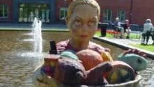 ALLT ÄR MITT. Trässkulptur av den turkiska konstnären Yasam Sasmazer från Sommarbiennalen i Luleå 2007.