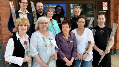 NYA UNDERSKÖTERSKOR. Utexaminerade från Nord är: David Björklund, Eric Eriksson, Anita Rytinki, Elenor Axelson, Jan Hammarström, Anita Juto, Irene Malmkvist, läraren Pirjo Salomaa, Lise-Lotte Mäki och Christian Norberg.  FOTO: GÖRAN LAHTI