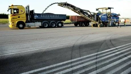 BYTE. Den här asfaltfräsen avlägsnar under nattetid underlaget på flygbanan på Kallax. Ett rullande system av lastbilar forslar sedan bort den gamla asfalten. När Kuriren besökte  Kallax var Skanska i slutskedet av fräsningen och skulle sedan börja med omasfalteringen.