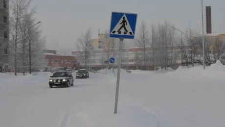 KOSTAR MER.Åtgärderna för att räta upp och reparera vägskyltning och belysningsstolpar som utsätts för skadegörelse eller som körs på av snöröjare och bilförare kostar allt mer skattemedel i Gällivare. Förra årets skador kommer att kosta närmare en miljon mer än vad som finns búdgeterat. Foto: kenth Bergmark