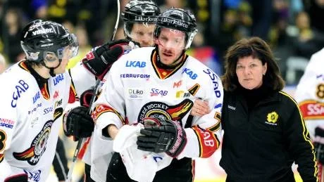 blodvite. Jan Sandström fick ledas av planen efter att ha brakat in i sargen. Sandström klarade sig dock med några stygn och en ömmande rygg.