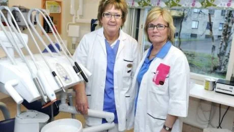 LÅGA LÖNER. Tandsköterskorna Elisabet Jonsson Thörn och Siv Elenius Pietikäinen som är facklig representant för tandsköterskorna är missnöjda över de låga lönerna inom yrket.