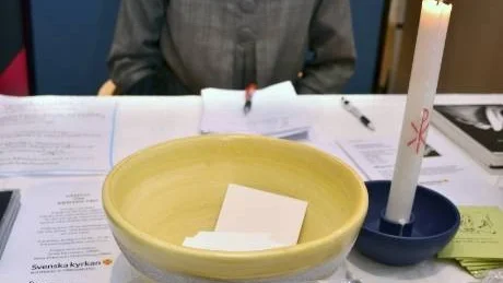 ORD FÖR SJÄLEN. Hanna Johnselius, komminister i Kalix, bjöd på besökarna på ett kort med ord för själen.