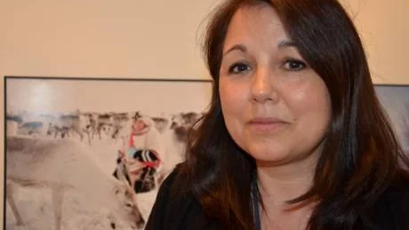 MUSEICHEF OM UTSTÄLLNING. Chefen för Gällivare museum, Karina Järret, berättade på tisdagen om utställningen Northern Visitant, som handlar om samiskt vardagsliv. I bakgrunden syns två av utställningens fotografier. Foto: Johan Thyni