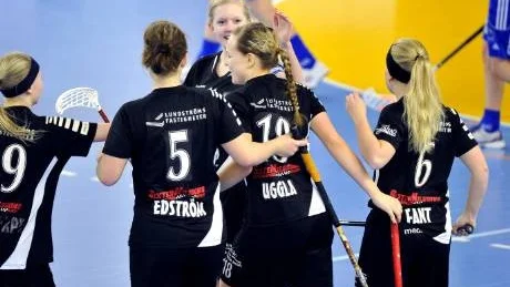 Firar. Elin Edström (5), Olivia Uggla (10), Johanna Fant (6) , Therese Kolm (ansiktet mot kameran) gjorde alla var sitt mål när IBK Boden U besegrade K4 med 8-4.Foto: Andreas Wälitalo