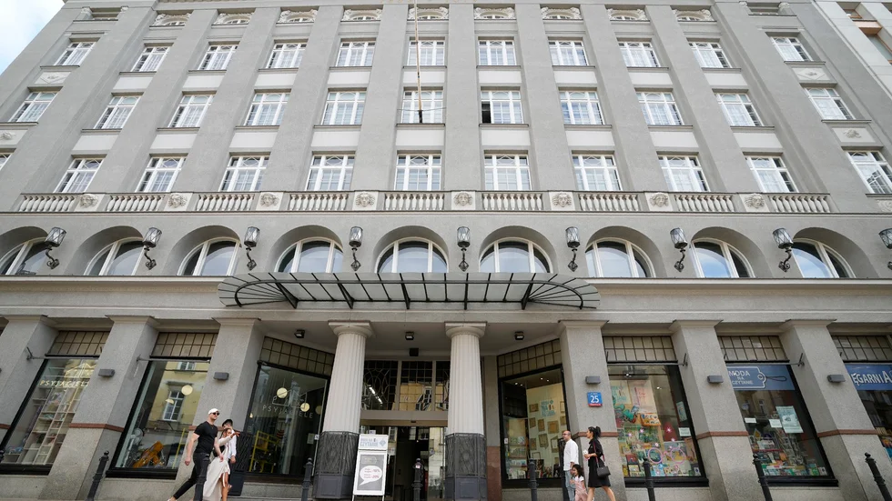 Mindre pengar för polackerna att handla för på exempelvis Jablkowski Brothers varuhus i Warszawa i Polen. Arkivbild.