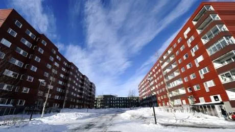 FÖRST UT. De röda husen på Varvet är först ut med årets nya hyror i Luleå. Genom en ny lag från årsskiftet måste inte längre privata hyresvärdar vänta på allmännyttan. Akelius fick dock backa på sina krav en hel del.