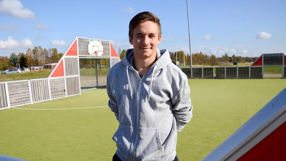Inte bara hockey. "Det viktigaste är att barnen rör på sig, om det är fotboll eller kurragömma spelar inte så stor roll", säger Viktor Lundberg som vill få barnen på Näsbyskolan att röra mer på sig.
