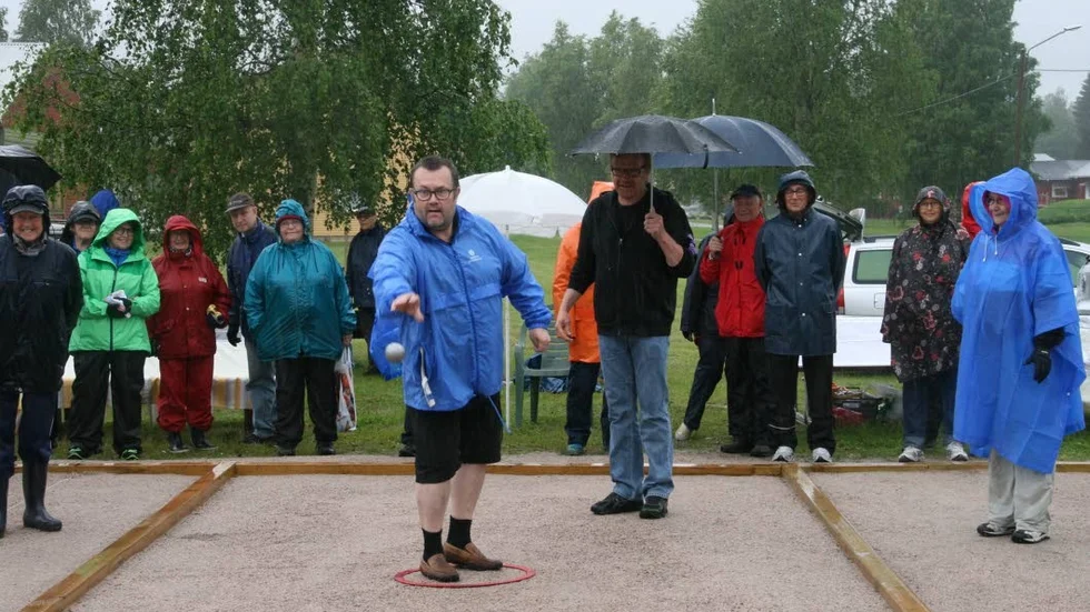 Invigning. Per Larsson och Håkan Andersson inviger banan med att kasta var sitt klot.