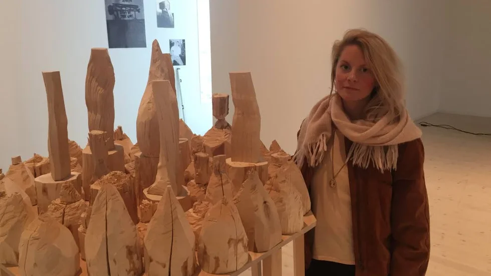 Anna Hillbom från Gällivare jobbar med bland annat trä för att skapa mystik i sin konst.