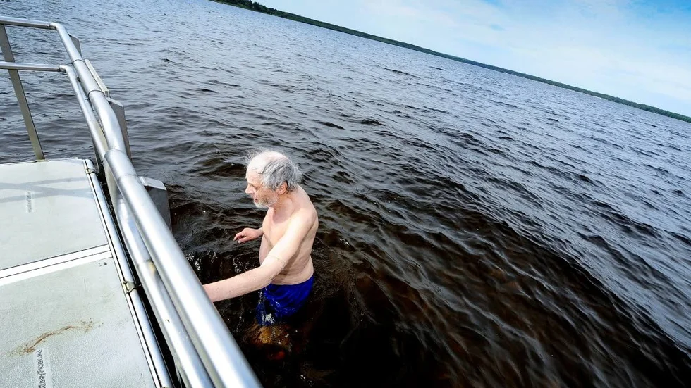 Simmar lugnt. Ronald Lyckhagen simmar varje morgon vid Udden. Han tycker att befintlig räddningsutrustning är viktigast när det kommer till att välja badplats.