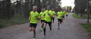 Ett gäng glada guttar i spåret