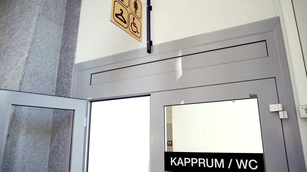 Kom från. Den 28-åriga kvinnan kom utspringande från kapprummet, helt övertänd.