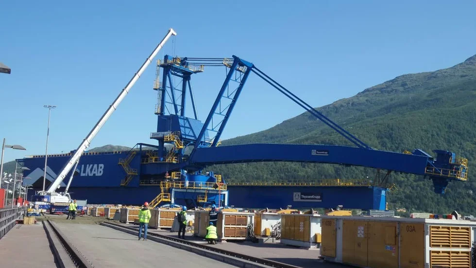 På plasts. Nu är LKAB:s nya skeppslastare på plats i hamnen i Narvik.