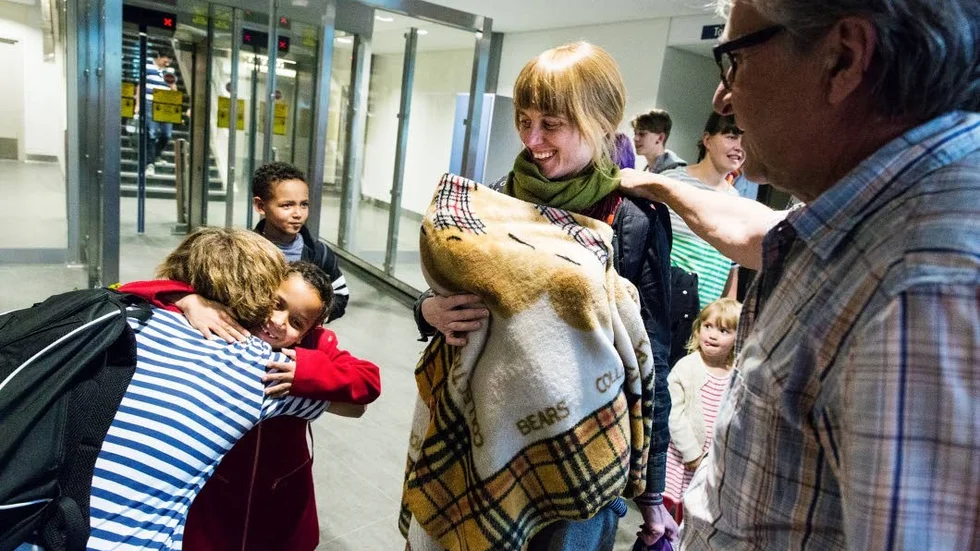 Återvänder. Liv Shange möttes upp av sina föräldrar på Luleås flygplats. Då hon inte fick förnyat uppehållstillstånd i Sydafrika har hon kommit tillbaka till Luleå.