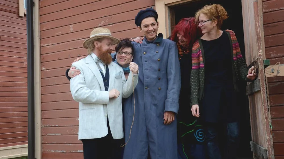 Snart dags. Från vänster skådespelaren Adam Huuva, producenten Pia Suonvieri, huvudrollsinnehvaren Ahmadzia Gohar, regissören Merja Ruth och Anna Lindkvist, ansvarig för ljud, ljus och bild.