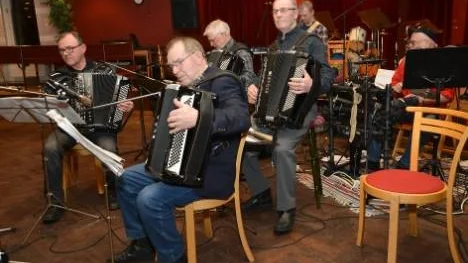 Dragspelsklubben inledde - som vanligt - när det är jazz- och swingkväll i Arvidsjaur.