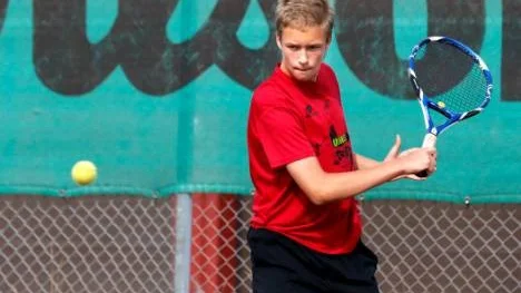Jonas Lindbäck, Älvsby TK, tog både silver och guld i Rivieratennisen i helgen.