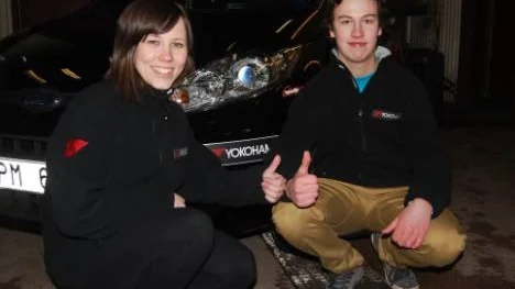 Sofie Lundmark och Emil Bergkvist gör tummen upp för satsningen som ska bära mot rally-VM 2016. Satsningen inleds i januari med första deltävlingen i Sverigeserien, och sedan SM-premiären i början av februari.