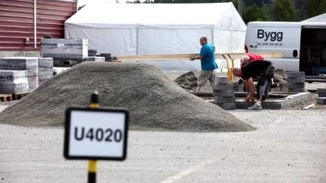 Under veckan har arbetet med att göra klart Noliaområdet varit intensivt. Det har satts upp tält, dragits ledningar och satts upp monterskyltar.