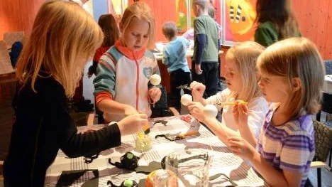 Ebba Holmgren, Tora Dahlberg, Lina och Isabelle Nilsson arbetar intensivt. De ska tillverka självlysande gubbar.